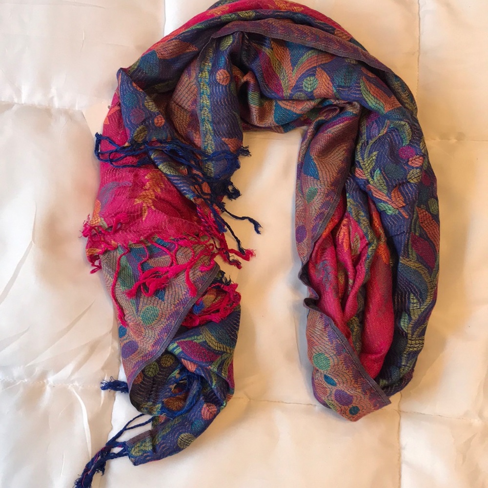 Bright and fun scarf 💕